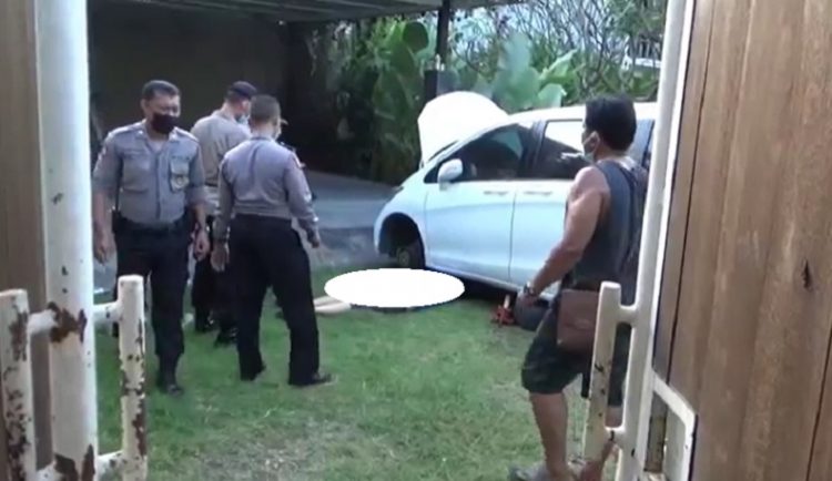 Pemuda di Denpasar, Bali tewas tertindih mobil saat hendak menyelamatkan anjing, Kamis (15/4/2021). (Foto: iNews.id/Aris Wiyanto)