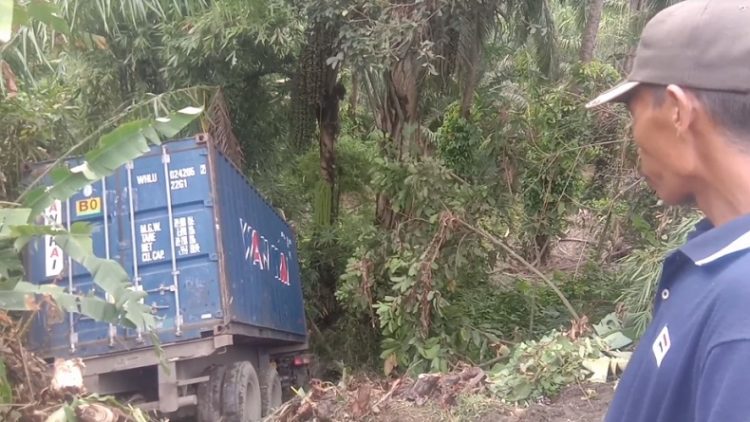 Truk kontainer pengangkut mesin masuk ke jurang sedalam 10 meter di Jalinsum, Pulo Maria, Asahan, Senin (5/4/2021). (Foto: iNews/Ulil Amri)