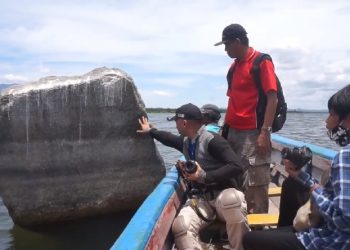 Batu peninggalan prasejarah di Danau Sentani. (Foto: iNews/Edy Siswanto).