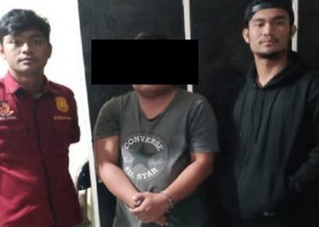 Tersangka FS saat diamankan di Satres Narkoba Polres Dairi. (Foto: istimewa)
