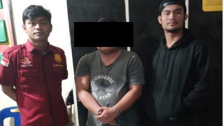 Tersangka FS saat diamankan di Satres Narkoba Polres Dairi. (Foto: istimewa)