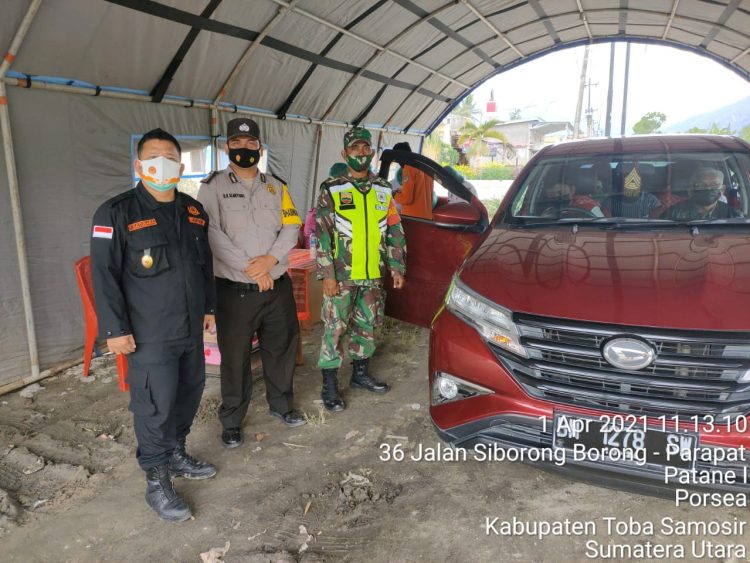 Personil Polres Toba bersama Koramil Porsea, melaksanakan pendampingan terhadap Gugus Tugas Pencegahan Covid-19. (Foto/Aldy Sitorus)