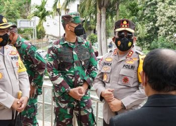 Irjen Pol RZ Panca Putra Simanjuntak, bersama Pangdam I/BB, Mayjend TNI Hassanudin, meninjau langsung perayaan ibadah Jumat Agung, di Gereja HKBP Resort Parapat, Kecamtan Girsang Sipangan Bolon, Kabupaten Simalungun, Jumat (2/4/2021).