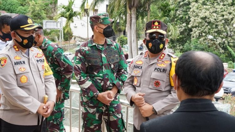 Irjen Pol RZ Panca Putra Simanjuntak, bersama Pangdam I/BB, Mayjend TNI Hassanudin, meninjau langsung perayaan ibadah Jumat Agung, di Gereja HKBP Resort Parapat, Kecamtan Girsang Sipangan Bolon, Kabupaten Simalungun, Jumat (2/4/2021).