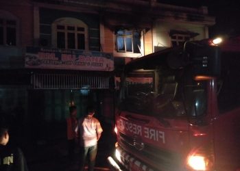 Api berhasil dipadamkan petugas pemadam kebakaran.
