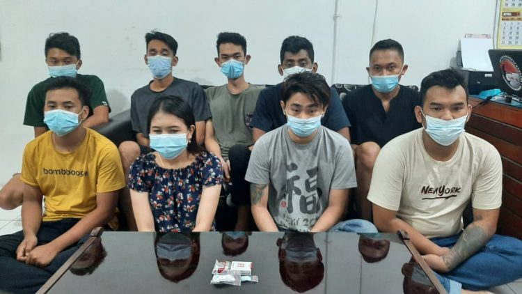 Foto para pelaku yang diamankan personil Satnarkoba Polres Pematangsiantar karena diduga lagi pesta narkotika jenis ekstasi, di Karoke ANDA, Jalan Ahmad Yani, Kelurahan Merdeka, Kecamatan Siantar Timur, Kota Pematangsiantar, pada Minggu dini hari (11/4/2021), lalu, pukul 01.00 WIB.