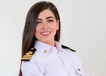 Kapten kapal perempuan pertama Mesir, Marwa Elselehdar menjadi perhatian dunia. (Foto: Mirror).