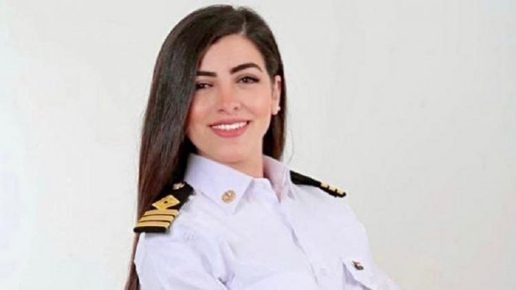 Kapten kapal perempuan pertama Mesir, Marwa Elselehdar menjadi perhatian dunia. (Foto: Mirror).