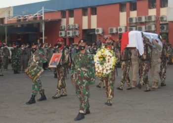 Peti jenazah Kepala BIN Daerah Papua Mayjen TNI Anumerta IGP Danny disambut upacara penerimaan jenazah di Terminal Kargo Bandara Soekarno-Hatta, Cengkareng, Jakarta Barat, Senin (26/4/2021). (ANTARA/HO-Pangdam Jaya)