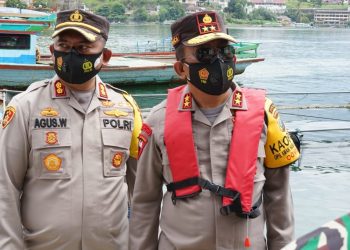 Kapolda Sumut, Irjen RZ Panca Putra Simanjuntak disela - sela kunjungan di kawasan Danau Toba.