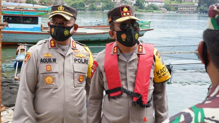 Kapolda Sumut, Irjen RZ Panca Putra Simanjuntak disela - sela kunjungan di kawasan Danau Toba.