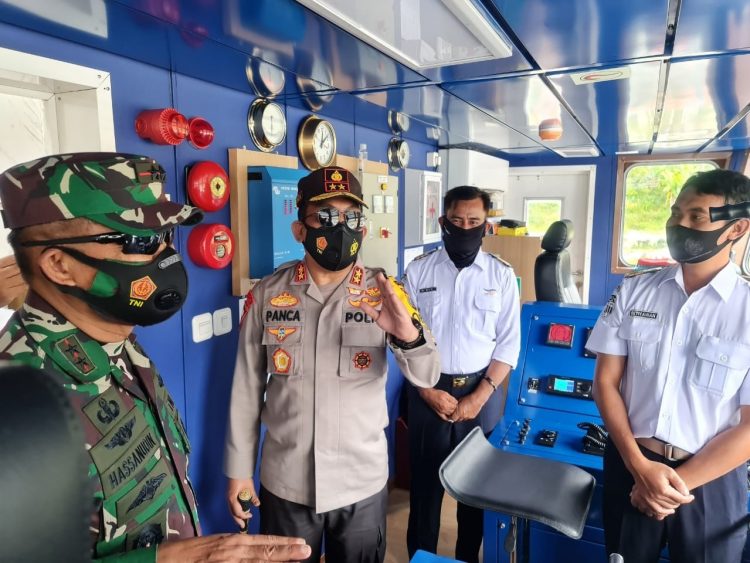 Kapolda Sumatera Utara, Irjen Pol RZ Panca Putra Simanjuntak, bersama Pangdam I/BB, Mayjend TNI Hassanudin, mengingatkan Nahkoda Kapal Kaldera untuk tetap mengutamakan keselamatan penumpang dengan tetap mengikuti SOP Pelayaran. Kapolda juga memantau masyarakat yang berlibur dengan menyebrang ke Pulau Samosir.