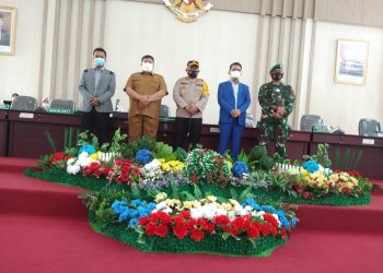 Ketua DPRD Simalungun, Timbul Jaya Sibarani (jas biru) saat foto bersama Forkopimda Simalungun usai menyaksikan acara pelantikan Bupati dan Wakil Bupati (Wabup) Simalungun, periode 2021-2024, secara virtual, di ruang paripurna DPRD Simalungun, di Pamatangraya, Senin (26/4/2021) pagi tadi, pukul 09.00 WIB.