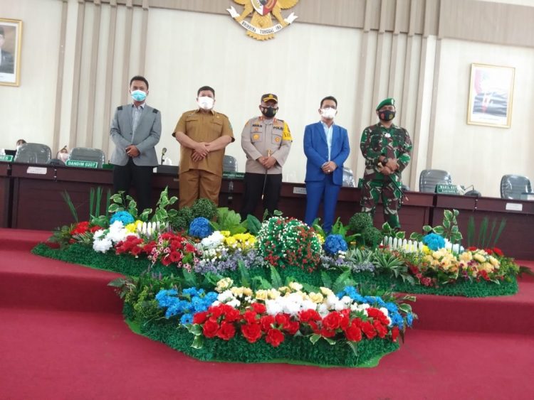 Ketua DPRD Simalungun, Timbul Jaya Sibarani (jas biru) saat foto bersama Forkopimda Simalungun usai menyaksikan acara pelantikan Bupati dan Wakil Bupati (Wabup) Simalungun, periode 2021-2024, secara virtual, di ruang paripurna DPRD Simalungun, di Pamatangraya, Senin (26/4/2021) pagi tadi, pukul 09.00 WIB.
