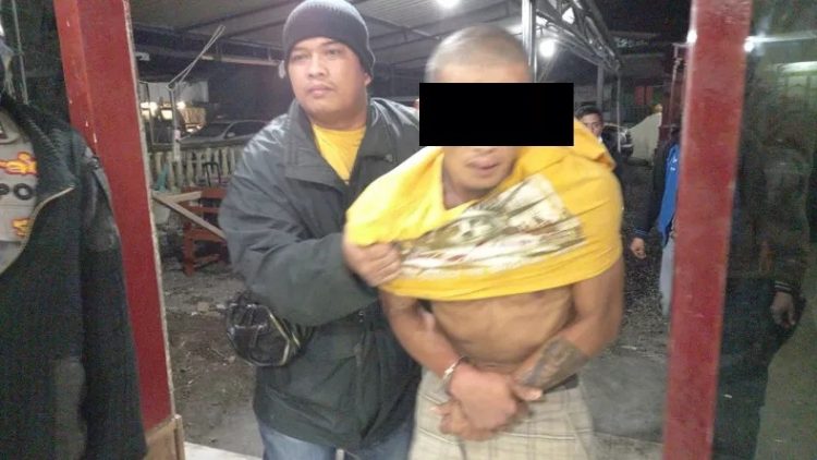 Tersangka Dedek Kurniadi (30) saat diamankan di Polsek Tigapanah. (Foto: istimewa)