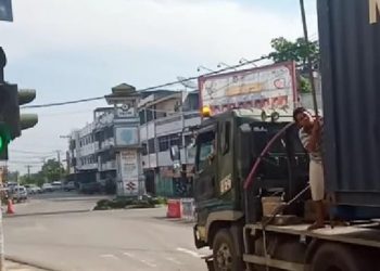 Foto: Truk trailer saat melintas di depan pos polisi lalu lintas, Simpang Empat kota Rantauprapat (dok. Istimewa)