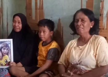 Nenek dan cucu dari almarhumah Tetty yang meninggal di Malaysia minta bantuan pemerintah untuk pemulangan jenazah. (Foto: iNews/Ulil Amri)