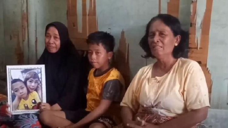 Nenek dan cucu dari almarhumah Tetty yang meninggal di Malaysia minta bantuan pemerintah untuk pemulangan jenazah. (Foto: iNews/Ulil Amri)