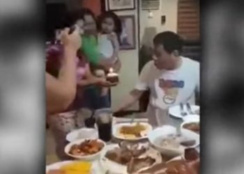 Rodrigo Duterte saat merayakan ulang tahun di kediamannya (Screengrab: YouTube)