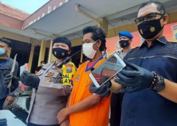 Kapolsek Wonocolo Kompol Misdawati gelar perkara kasus pencurian, Jumat (9/4/2021). (Beritajatim/Manik Priyo Prabowo)