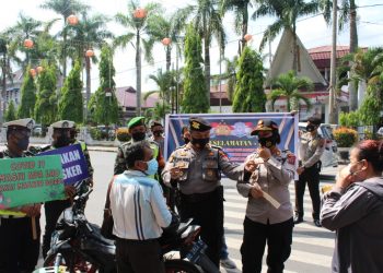 Polres Pematangsiantar saat Operasi Keselamatan Toba 2021, dengan melibatkan anggota TNI, di jalan Mardeka, simpang jalan Sudirman, Kota Pematangsiantar, pada Kamis (15/4/2021).