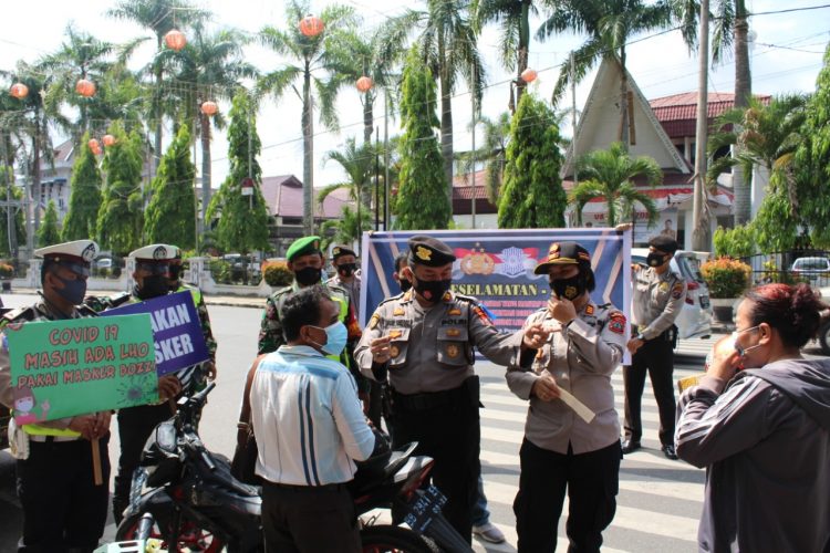 Polres Pematangsiantar saat Operasi Keselamatan Toba 2021, dengan melibatkan anggota TNI, di jalan Mardeka, simpang jalan Sudirman, Kota Pematangsiantar, pada Kamis (15/4/2021).