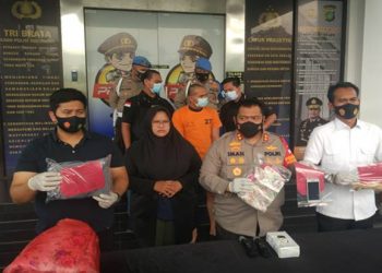 Polres Tangsel memperlihatkan pelaku penganiayaan terhadap PSK online di Apartemen Green Lake View, Ciputat, Kota Tangerang Selatan. Foto/MPI/Hambali