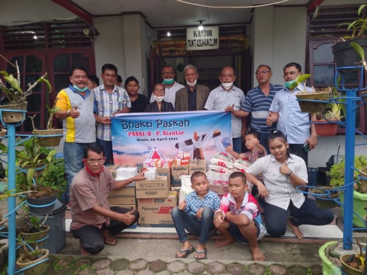 Para penasehat dan anggota Parsadaan Simanjuntak Sitolu Sada Ina Pematangsiantar saat berfoto bersama usai menyerahkan bantuan tali asih ke Panti Asuhan Elim Pematangsiantar, Senin (5/4/2021) sore.