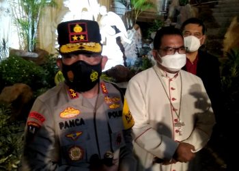Kapolda Sumut, Irjen Pol RZ Panca Putra Simanjuntak saat meninjau Gereja Katedral, Kamis (1/4/2021) malam.