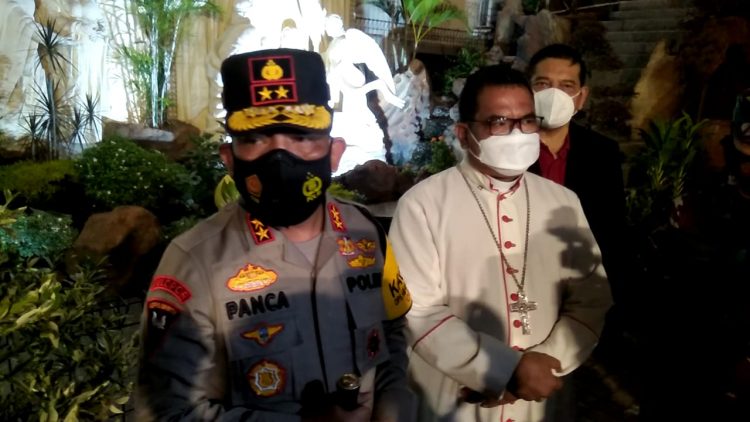 Kapolda Sumut, Irjen Pol RZ Panca Putra Simanjuntak saat meninjau Gereja Katedral, Kamis (1/4/2021) malam.