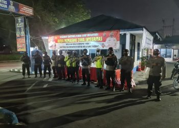 Polres Simalungun melaksanakan patroli bersama personel Brimob Kompi 2 Yon-B dalam rangka menjamin keamanan masyarakat Kabupaten Simalungun yang melaksanakan sholat tarawih berjamaah, Selasa (27/4/2021), sekira pukul 20.30 WIB.