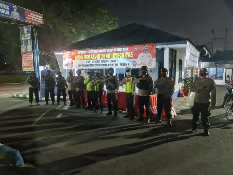 Polres Simalungun melaksanakan patroli bersama personel Brimob Kompi 2 Yon-B dalam rangka menjamin keamanan masyarakat Kabupaten Simalungun yang melaksanakan sholat tarawih berjamaah, Selasa (27/4/2021), sekira pukul 20.30 WIB.