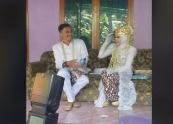 Pengantin menikah sederhana tanpa pelaminan. (TikTok)