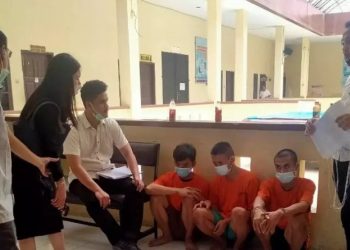 Satreskrim Polrestabes Medan menggela rekonstruksi pembunuhan seorang pemilik indekos oleh tiga orang pelaku, di Medan, Rabu (31/3/2021). (Foto: Istimewa)