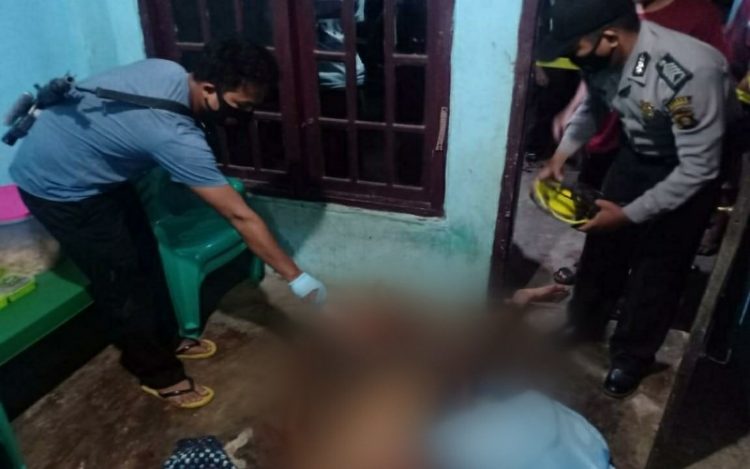 Polisi olah TKP penganiayaan tetangga hingga tewas di OKU. (Foto: Widori)