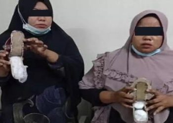 Kedua perempuan asal Bireun, Aceh yang kedapatan membawa sabu 1,3 kg disembunyikan di bawah sendal di Bandara Kualanamu. (foto: Istimewa)