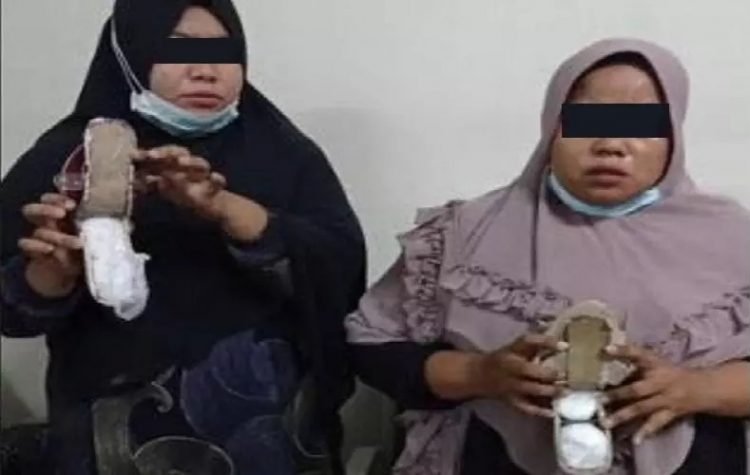 Kedua perempuan asal Bireun, Aceh yang kedapatan membawa sabu 1,3 kg disembunyikan di bawah sendal di Bandara Kualanamu. (foto: Istimewa)