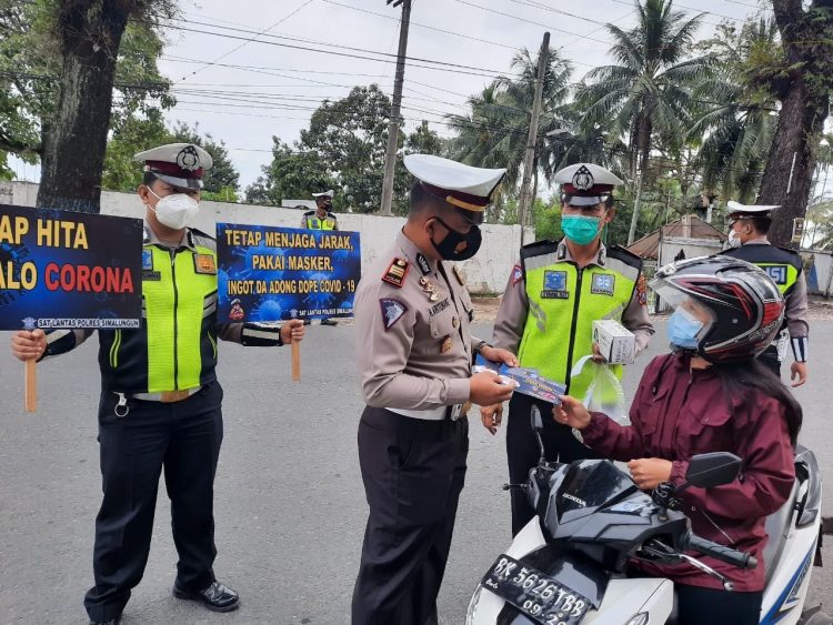 Sat Lantas Polres Simalungun saat gelar Ops Keselamatan Toba 2021, Sabtu (17/4/2021).