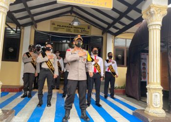 Foto bersama Kapolres Pematangsiantar usai meresmikan Posko Pelayanan Publik Terpadu.