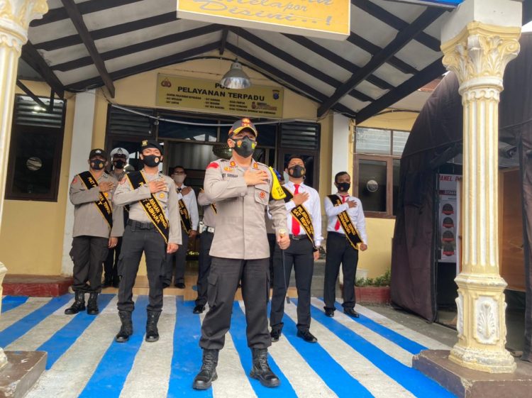 Foto bersama Kapolres Pematangsiantar usai meresmikan Posko Pelayanan Publik Terpadu.