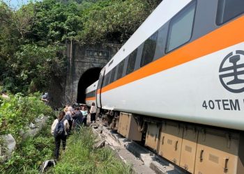 Kecelakaan kereta api di Taiwan menewaskan puluhan orang, Jumat (2/4/2021). (Foto: Reuters)