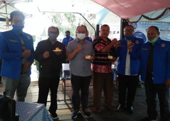 Usai lilin ditiup, Ketua GAMKI Pematangsiantar mengundang mantan Ketua GAMKI Pematangsiantar dan juga para senior untuk hadir kedepan untuk menerima kue ulang tahun.