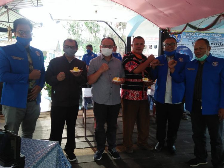Usai lilin ditiup, Ketua GAMKI Pematangsiantar mengundang mantan Ketua GAMKI Pematangsiantar dan juga para senior untuk hadir kedepan untuk menerima kue ulang tahun.