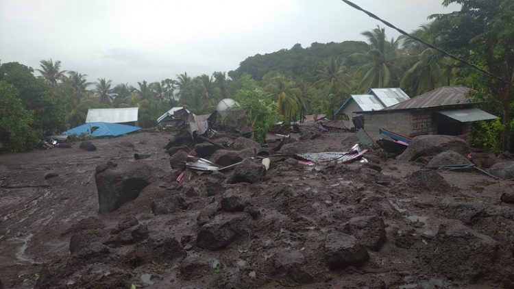 Banjir bandang di Flores Timur, NTT merusak puluhan rumah warga. (Foto: Istimewa).