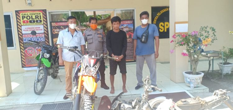 Foto pelaku curanmor dengan tangan diborgol dan barang bukti sepeda motor yang diamankan Polisi.