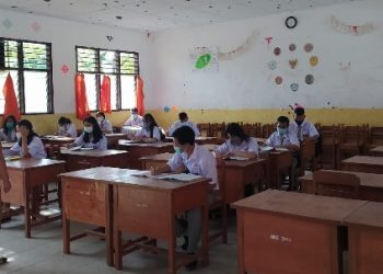 Suasana para siswa saat belajar di dalam kelas.