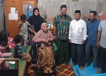 Anggota DPD RI, HM Fadhil Rahmi LC menyambangi rumah tenaga harian lepas (THL) yang mengalami sakit kanker tulang belakang, Anita Safriani, di Pidie Jaya. (Foto: iNews/Jamal Pangwa)