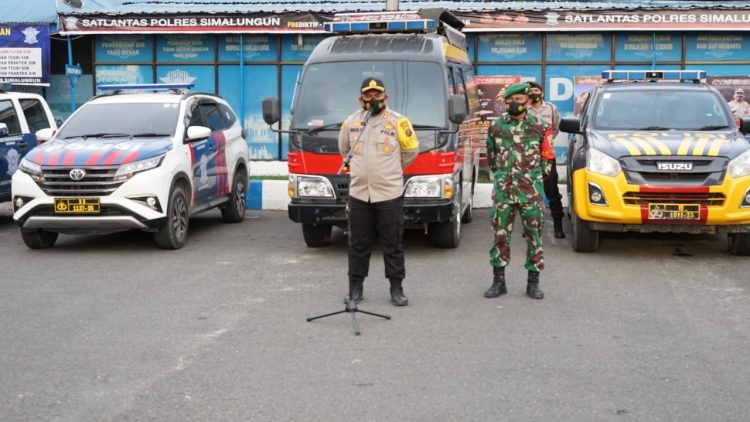 Kapolres Simalungun, AKBP Agus Waluyo SIK, bersama Dandim 0207/Simalungun, Letkol (Inf) Roly Souhoka, diwakili Pasi Ops, Kapten (Inf) Totok Ragil Saputro, pimpin patroli skala besar, guna mengamankan ibadah Perayaan Paskah di 117 Gereja, di seluruh wilayah Kabupaten Simalungun, di lapangan Polres Simalungun, Minggu (4/4/2021), sekira pukul 17.30 WIB.