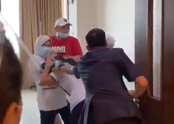 Aksi penganiayaan terhadap perawat sebuah RS di Palembang viral di medsos. Korban melaporkan kejadian ke polisi. (Screenshot Video Viral)
