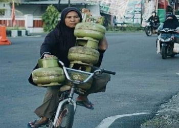 Seorang perempuan membawa empat tabung gas sekaligus dengan sepeda menginspirasi nestizen tentang perjuangan seorang ibu. (Foto: Istimewa)